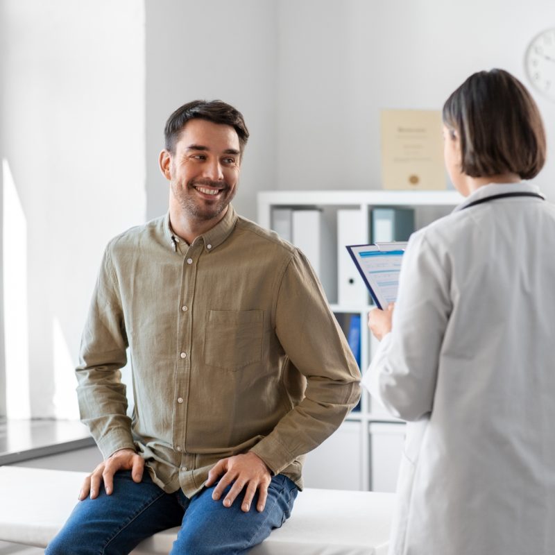 el-doctor-y-el-hombre-sonriente-se-encuentran-en-el-hospital