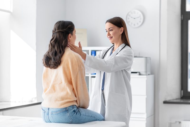 medico-chequeando-los-ganglios-linfaticos-de-una-mujer-en-el-hospital