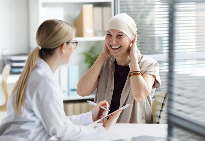 mujer-con-cancer-de-piel-hablando-con-el-medico
