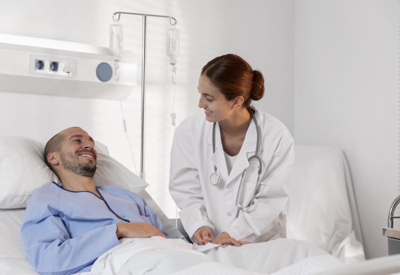 paciente-y-doctor-sonriente-de-tiro-medio