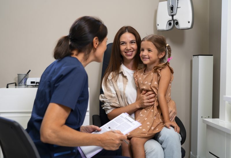 pacientes-de-tiro-medio-en-el-consultorio-del-oftalmologo